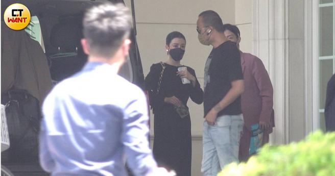 兔美与绯闻男友谢睿宸、廖允杰等人现身威廉婚礼，手上还拿着一大迭千元钞。（图／本刊摄影组）