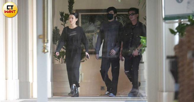 步入饭店，兔美率先走在前头，谢睿宸则走在后头与敖犬叙旧。（图／本刊摄影组）