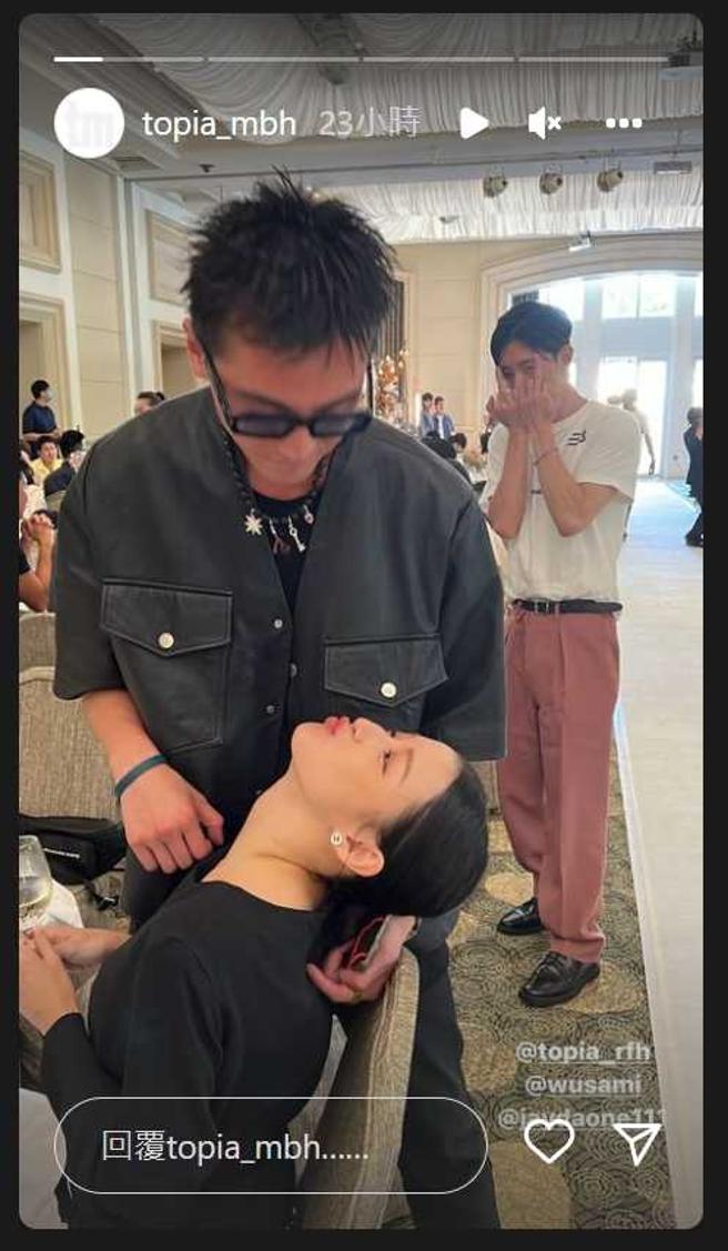 小俩口在喜宴上公开放闪，身后的廖允杰还开玩笑比出中指。（图／取自谢睿宸IG）