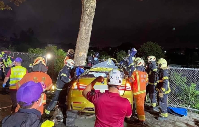 警消人员到场后立即破坏车体将3人救出。（记者爆料网提供）
