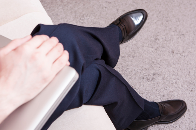 人坐着时难免想翘个二郎腿放松一下。(示意图 / Shutterstock  )