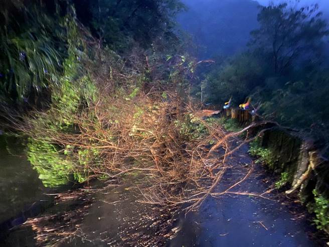 桃园復兴连日豪雨，山区道路不稳定。（警方提供／吕筱蝉桃园传真）