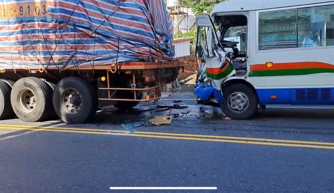 台东县卑南乡初鹿地区13日早上发生学校校车追撞大货车车祸。（读者提供／蔡旻妤台东传真）