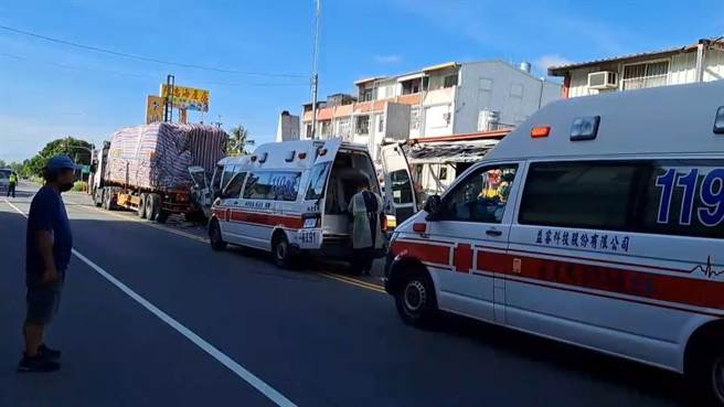 台东县卑南乡初鹿地区13日早上发生学校校车追撞大货车车祸。（读者提供／蔡旻妤台东传真）