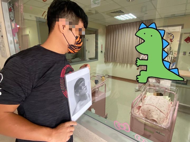 宝宝刚出生，新手爸爸兴奋探视，竟引来千人笑歪。（图／翻摄自爆废公社二馆）