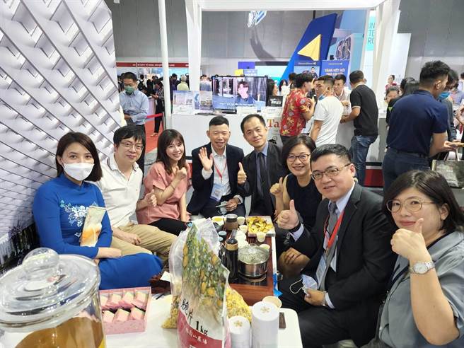 武陵农场前进越南参加年度旅游盛会-ITE胡志明市国际旅展，长青茶大受欢迎。（武陵农场提供）