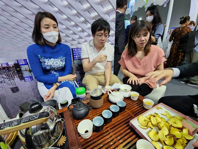 武陵农场前进越南参加年度旅游盛会-ITE胡志明市国际旅展，长青茶大受欢迎。（武陵农场提供）