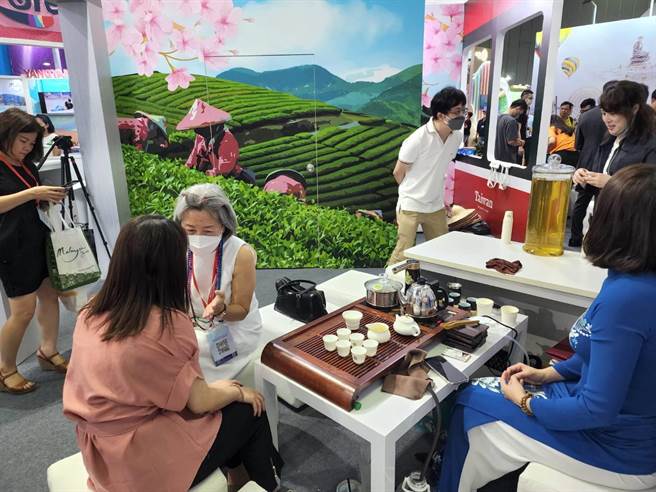 武陵农场前进越南参加年度旅游盛会-ITE胡志明市国际旅展，长青茶大受欢迎。（武陵农场提供）