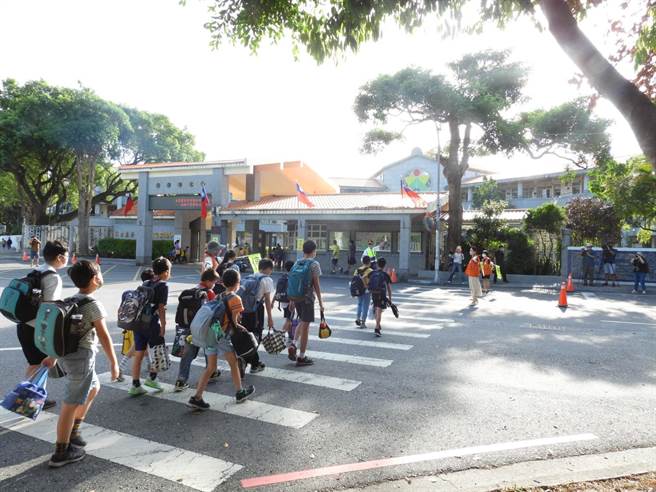 国立东华大学附设实验国民小学新学期起，动员全校逾600名家长于学童上课时段投入导护工作，透过实际参与提升自己与孩子对交通安全的观念。（罗亦晽摄）