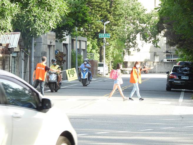 国立东华大学附设实验国民小学新学期起，动员全校逾600名家长于学童上课时段投入导护工作，透过实际参与提升自己与孩子对交通安全的观念。（罗亦晽摄）