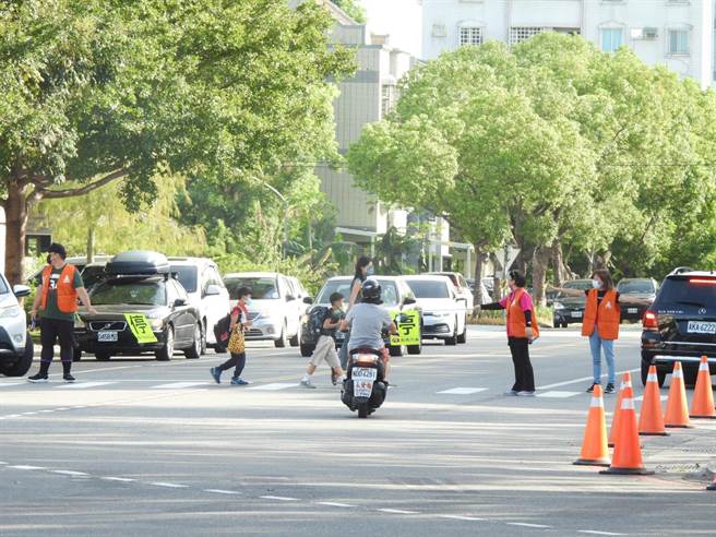 国立东华大学附设实验国民小学新学期起，动员全校逾600名家长于学童上课时段投入导护工作，透过实际参与提升自己与孩子对交通安全的观念。（罗亦晽摄）