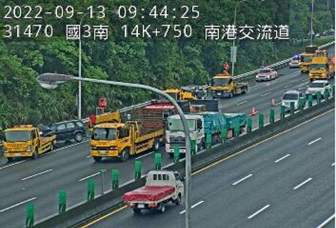 国3北上14公里处南港交流道发生严重车祸。（翻摄高速公路1968）