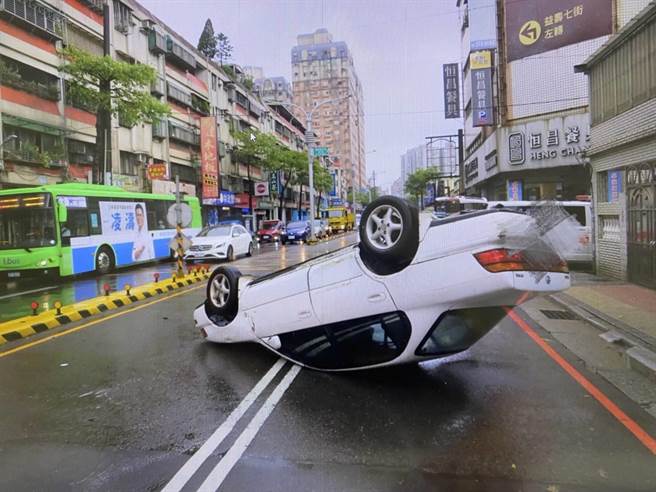 潘姓男子工地喝几杯上路，男自撞分隔岛四轮朝天。(翻摄照片／蔡依珍桃园传真)