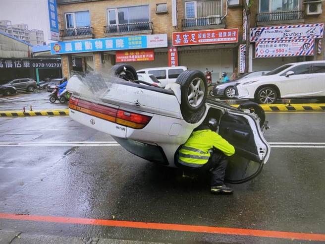 潘姓男子工地喝几杯上路，男自撞分隔岛四轮朝天。(翻摄照片／蔡依珍桃园传真)
