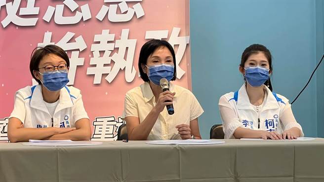 国民党高雄市长参选人柯志恩（中）今（13）日举办 「3箭齐发，家族集结」发布记者会，宣布射出政见、社群、宣讲3箭。（柯宗纬摄）