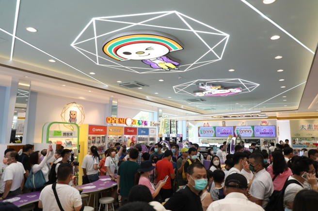 7-ELEVEN开设百坪大店亚万门市，杠杆美妆、书籍、咖啡、麵包等多种业态，一次购足的多元效益，迎来爆满客人。（图/ 远见提供）