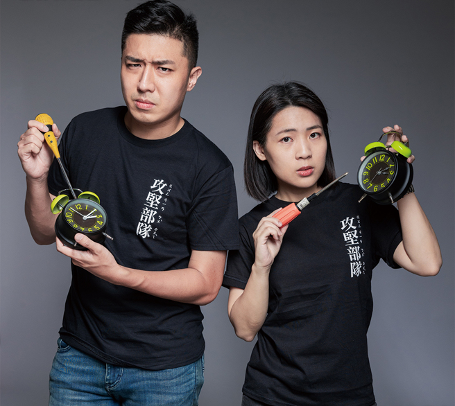 谢龙介侄子、国民党桃园市议员参选人谢克洋（左）有「抓坚高手」之称，更与国民党台北市议员徐巧芯组成「攻坚部队」，扬言踢爆绿营假论文并「修理坏时钟」。（图／取自谢克洋脸书）