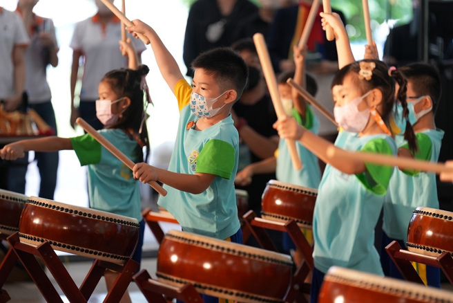 开幕仪式由幼儿园与高雄两广龙狮战鼓团以太鼓正式揭开典礼序幕。(图／日月光提供)
