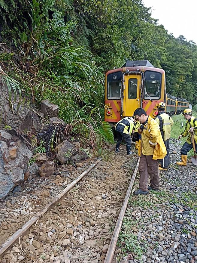 受颱風外圍環流帶來豪大雨影響，台鐵平溪線發生邊坡落石，台鐵表示正在積極搶修中。（翻攝照片／張志康基隆傳真）