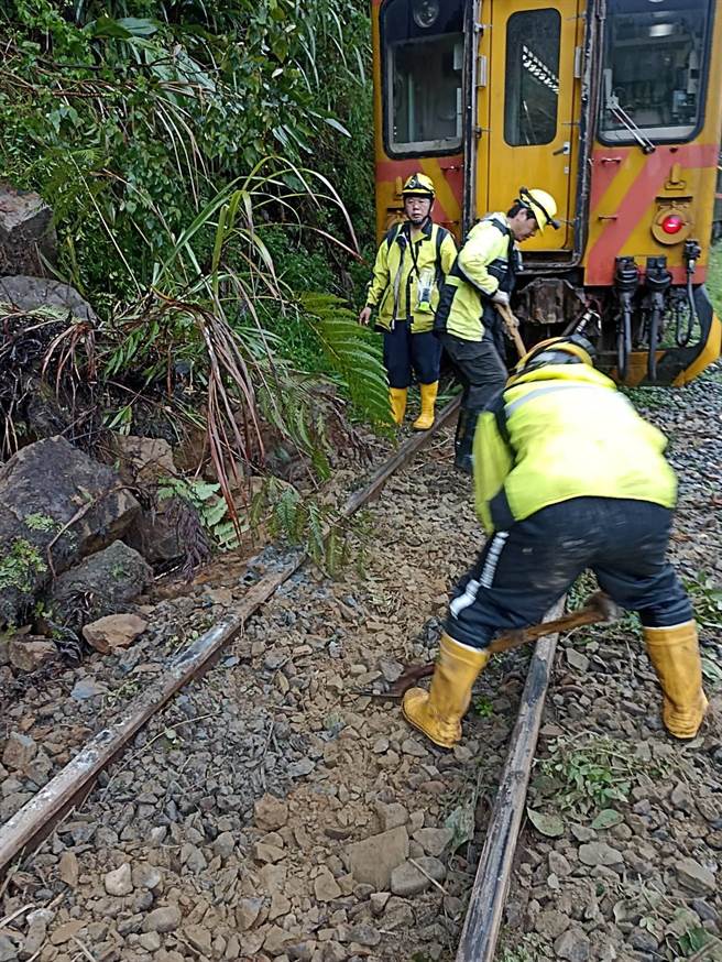 受颱風外圍環流帶來豪大雨影響，台鐵平溪線發生邊坡落石，台鐵表示正在積極搶修中。（翻攝照片／張志康基隆傳真）