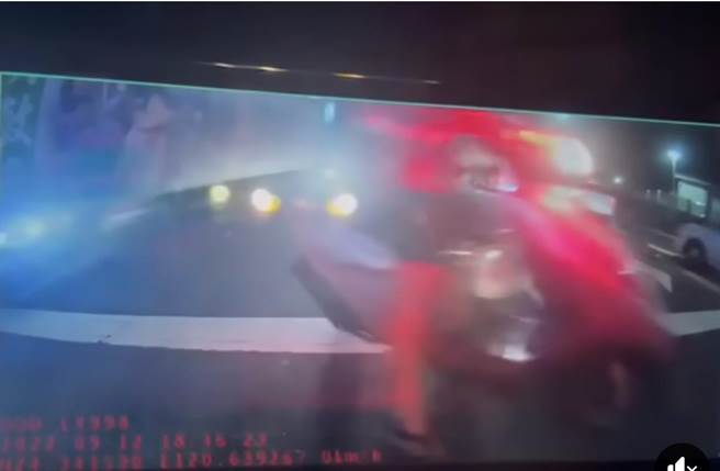 機車撞上自小客車後，機車騎士竟趁機轉彎離去？（翻攝臉書「我愛大甲2」）