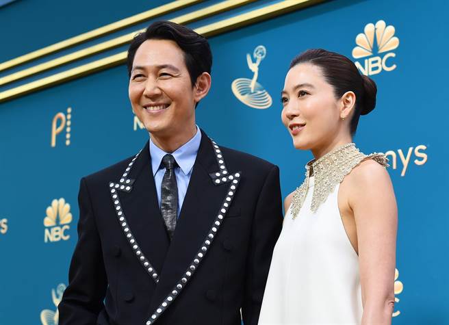 李政宰（左）以《鱿鱼游戏》荣获最佳男主角的殊荣，右为其女友。（CATCHPLAY＋提供）