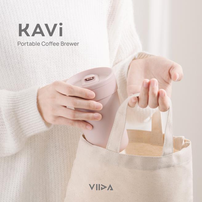 台湾品牌VIIDA的全新「KAVi 翻转咖啡杯」，以滑轨式上盖打造密封结构，可单指轻松锁住 KAVi 翻转咖啡杯，收纳于包包里也不怕滴漏。（VIIDA提供）