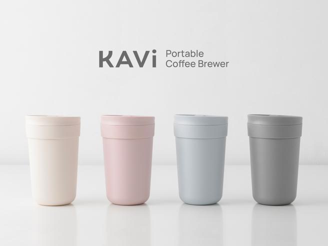 台湾品牌VIIDA推出全新的「KAVi 翻转咖啡杯」，今（13日）上午10点半在募资平台「啧啧 zeczec」展开为期 60 天的募资活动，共有4种顏色、2种尺寸选择，定价1110元起。（VIIDA提供）