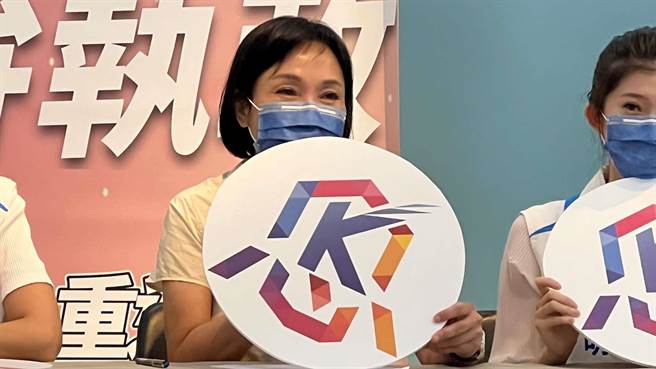 针对民调落后，国民党高雄市长参选人柯志恩今（13）日回应，民调数字冷冰，只能当作参考，会按照自己步调走。（柯宗纬摄）