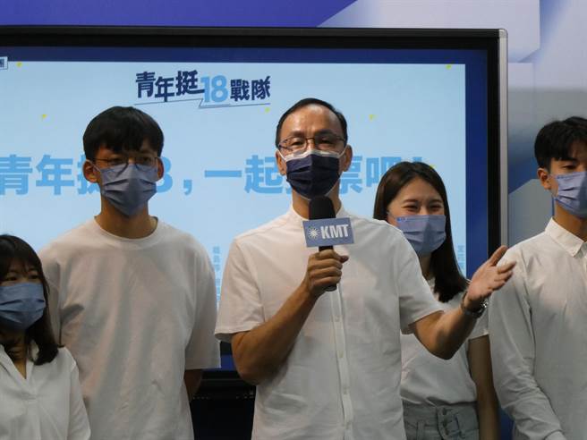 两岸对「九二共识」的共识渐行渐远，国民党主席朱立伦上午回应，国民党一切稳健务实，按照党章、政纲来处理两岸关系，希望两岸不但能够稳健、和平、对话，让民眾能够过好日子，这是国民党最大的期待。（周志豪摄）