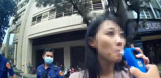 蔡女辩称找不到代驾，贪图方便酒后上路，违规遭拦查还被帮忙寻车的员警实施酒测。（翻摄照片／崔正纲高雄传真）
