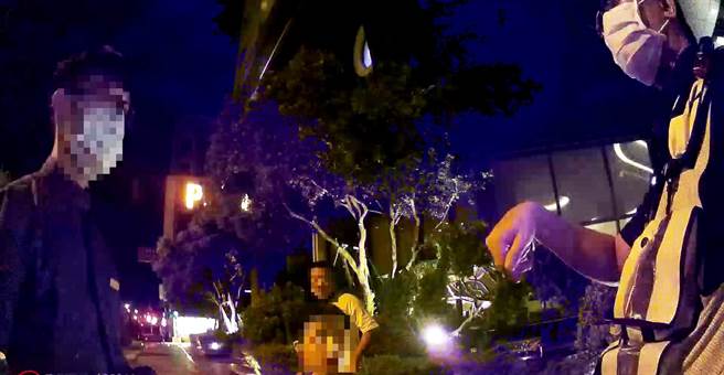 1名年约8岁男童，中秋节为看烟火深夜离家约1公里，在台中港酒店前徘徊游荡。(警方提供)