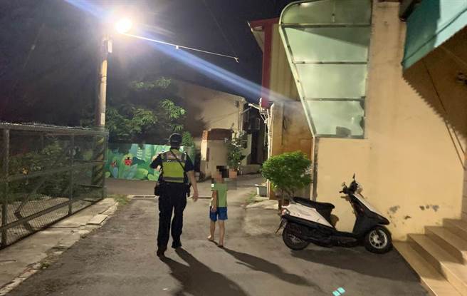 警方担心男童独自返家可能会有危险，由男童带路陪他步行返家。(警方提供)