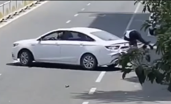 男子闪避不及直接撞上白色轿车车尾，惨遭弹飞击落。（翻摄脸书爆废公社）