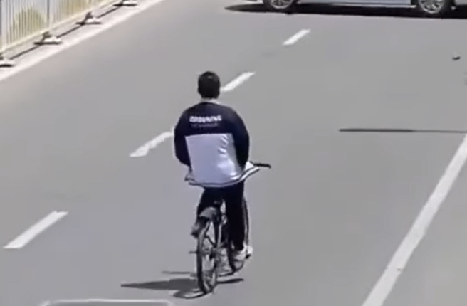 男子双手插着口袋里悠哉的骑着脚踏车。（翻摄脸书爆废公社）