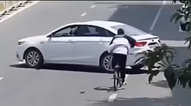 单车男双手卡在口袋里拔不出来。（翻摄脸书爆废公社）