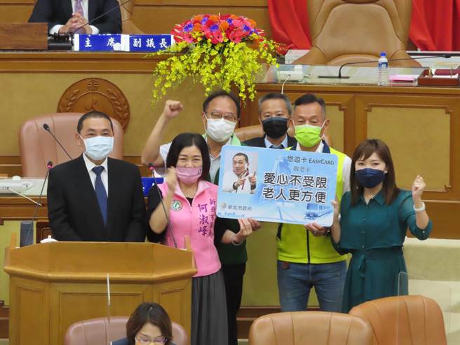 民进党团议员要求敬老卡可搭计程车 侯友宜：朝这个方向努力。（叶德正摄）