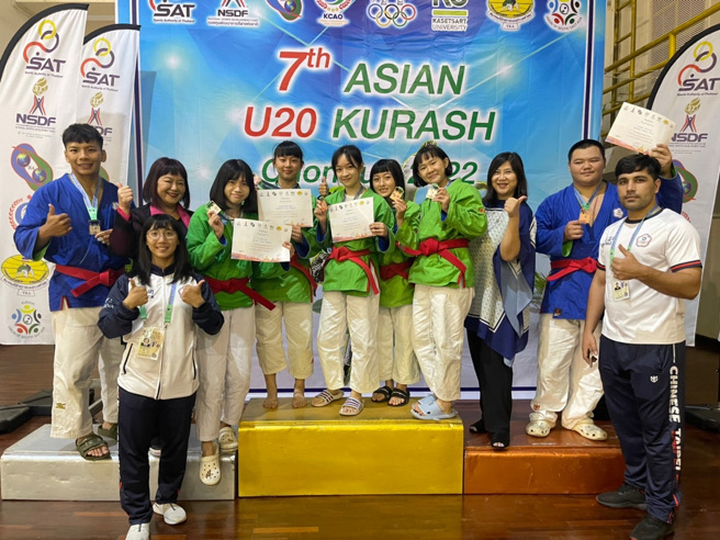 中華民國克拉術協會理事長張翠芳（左2）與獲獎選手及教練合影。（中華民國克拉術協會提供）