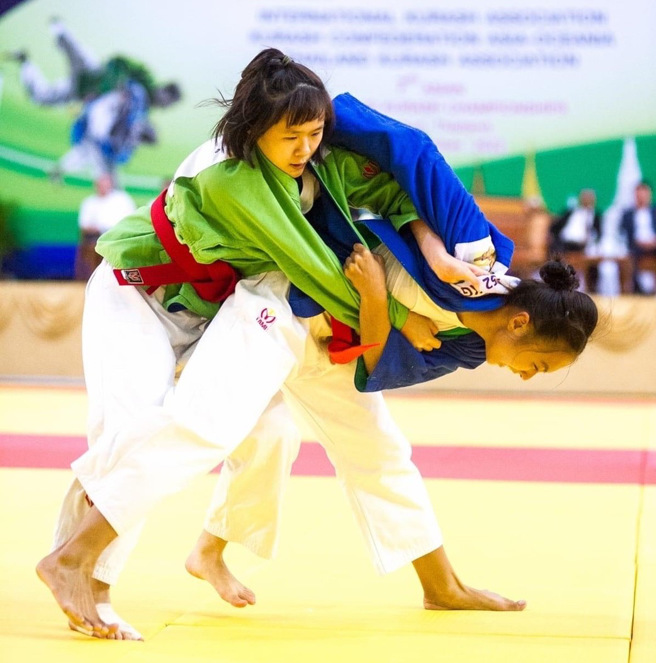 黃沛緹（左）在2022年克拉術亞洲青年錦標賽女子52公斤組首次參賽，為代表隊拿下1面銀牌。（中華民國克拉術協會提供）