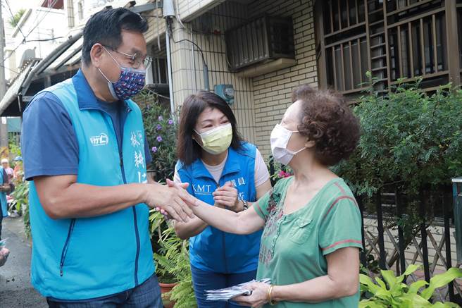 林耕仁今天上午回防北區，在市議員蕭志潔、黃美慧、議員參選人吳旭豐陪同下，到境福里徒步拜票。（林耕仁提供／陳育賢新竹傳真）