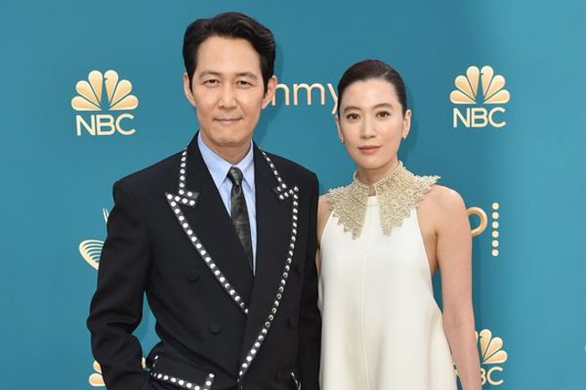 李政宰出席艾美獎紅毯時緊牽女友林世玲，而女方的身分也再度被挖出。（圖／美聯社）