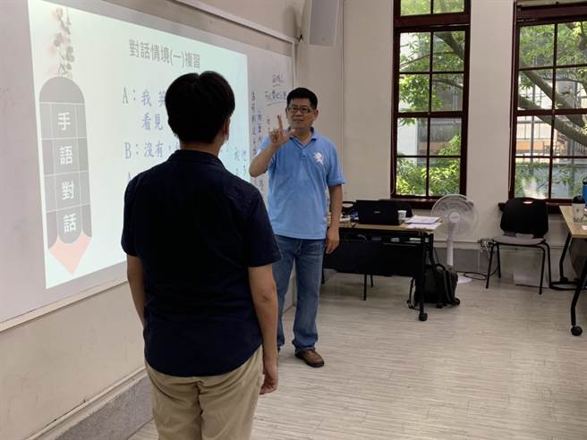 台湾手语师资培训，学员用手语对话。（教育部提供／林志成台北传真）
