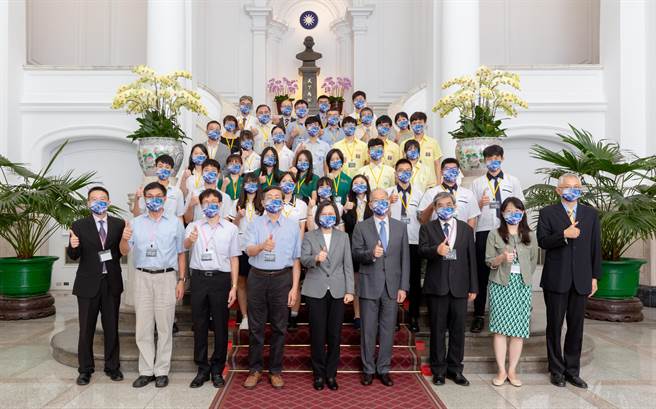 国立花莲女中数理资优班3年级魏岑晏、郑子谊、蔡孟真等3名学生获全国科展数学组冠军后，上月也道总统府接受总统蔡英文的接见。（花莲女中提供／罗亦晽花莲传真）