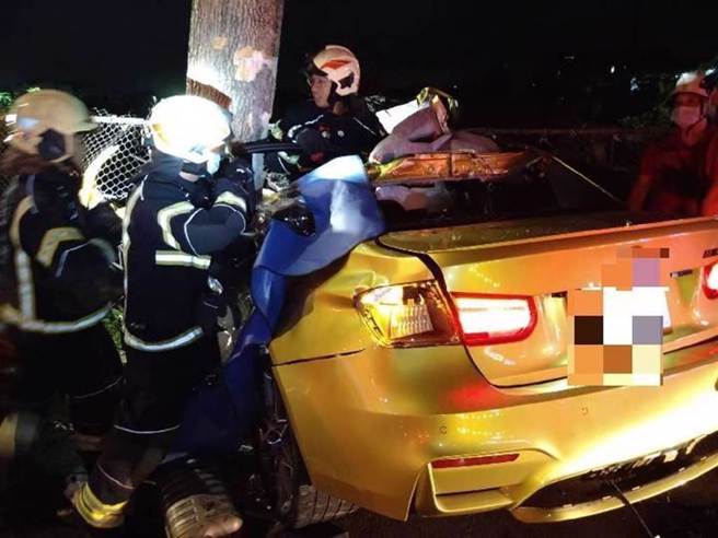 桃園市八德區東勇北路12日晚間有對夫妻檔及車行老闆在路上試車，疑因天雨路滑，車輛失控撞上路樹，車內2名男子送醫不治死亡，1名女子仍在加護病房治療中。（桃園市消防局提供／陳夢茹桃園傳真）