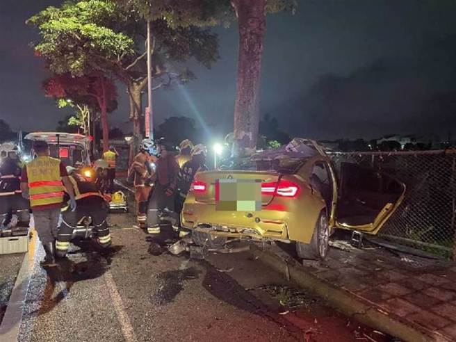 桃園市八德區東勇北路12日晚間有對夫妻檔及車行老闆在路上試車，疑因天雨路滑，車輛失控撞上路樹，車輛2名男子送醫不治死亡，1名女子仍在加護病房治療中。（桃園市消防局提供／陳夢茹桃園傳真）