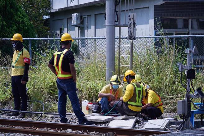 台铁中秋又出包，立委谴责台铁乱象、要求提出说明。图为台铁员林至花坛路段因计轴器、电缆故障导致栅栏、号志异常，台铁人员抢修的状况。（本报资料照）