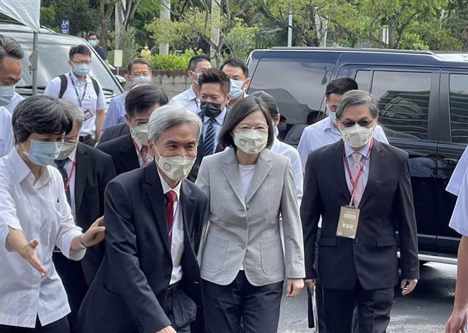 总统蔡英文13日到南投县中兴新村为国立中兴大学南投校区揭牌，宣布该校区正式启动。杨静茹摄