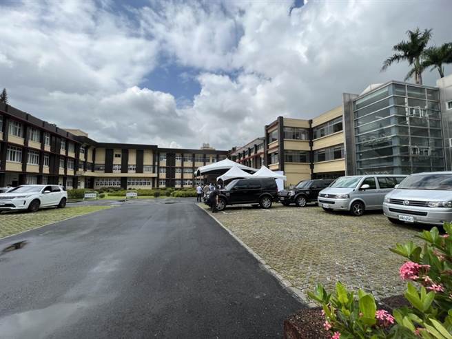 中兴大学南投校区揭牌，当地民眾想参与盛会却被挡在门外。民眾提供