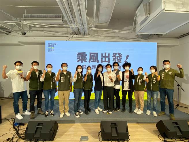 民进党新竹市长参选人沈慧虹（中）13日发布竞选主题曲《乘风出发》。（陈育贤摄）