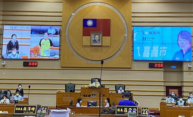 嘉义市议员蔡文旭今天在议会质疑竞选看板使用嘉义市logo不妥。（蔡文旭提供／廖素慧嘉市传真）